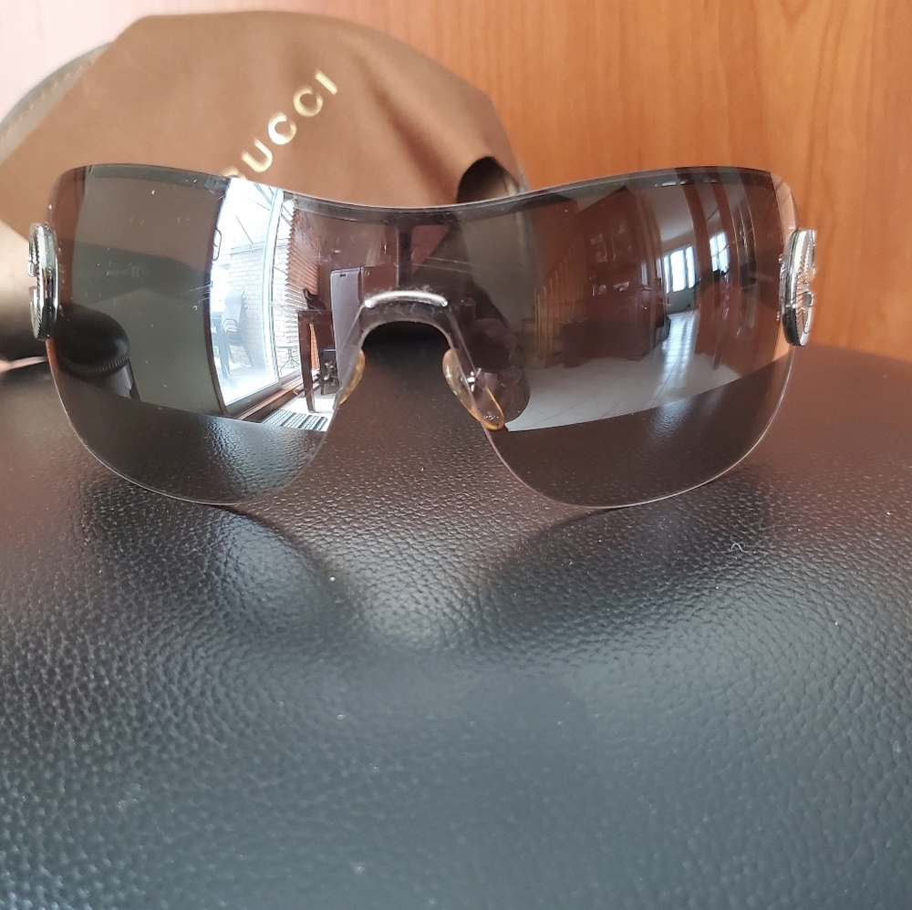 Authentic Gucci - Picture 4 of 5